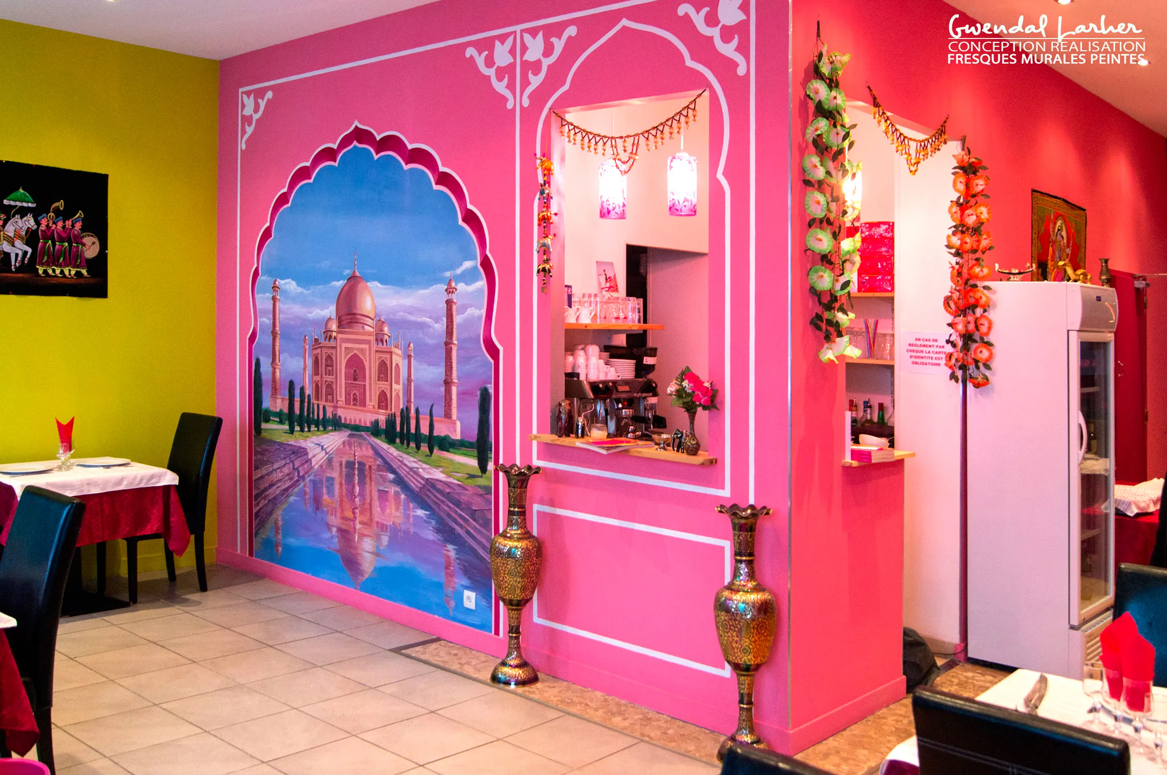 Fresque trompe-l'œil du Taj Mahal, décoration de vitrine pour restaurant de cuisine exotique à Brest